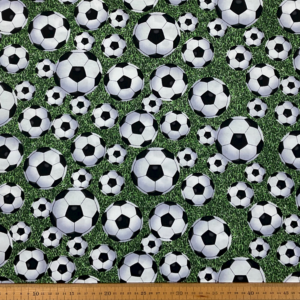 stof med fodbolde på grønt græs